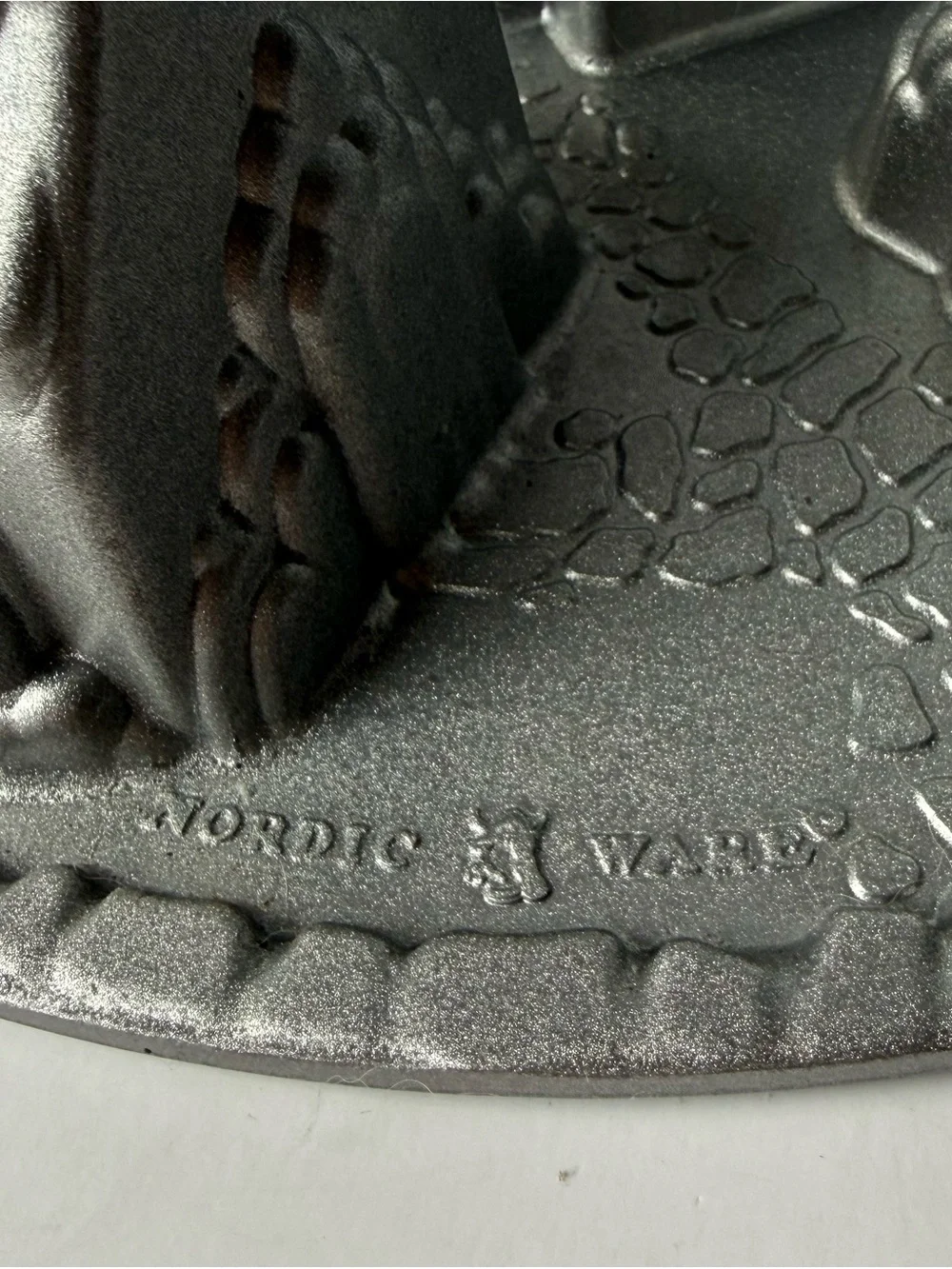 Nordic Ware Cozy Village Christmas Winter Cottages Baking Pan Cast Aluminum